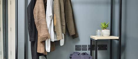 Caja de seguridad en la habitación y escritorio