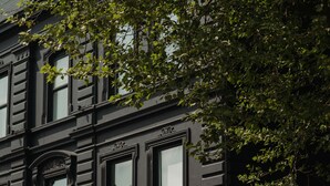 Un edificio histórico con ventanas grandes y un letrero que dice 'TOWN'S'.