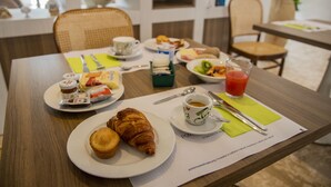 A breakfast table with croissants, coffee, and juice. - Hotel Adriatico (Tricase)