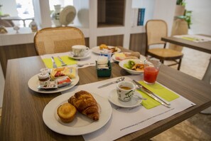 Petit déjeuner buffet (10 EUR par personne)