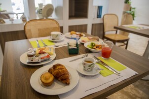 Se ofrece un desayuno bufé todos los días (por un coste adicional)