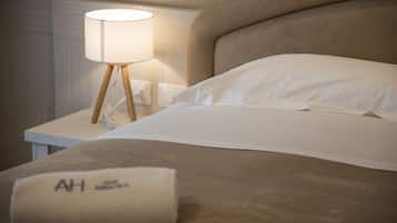 Habitación doble | Caja de seguridad en la habitación, escritorio y cortinas blackout