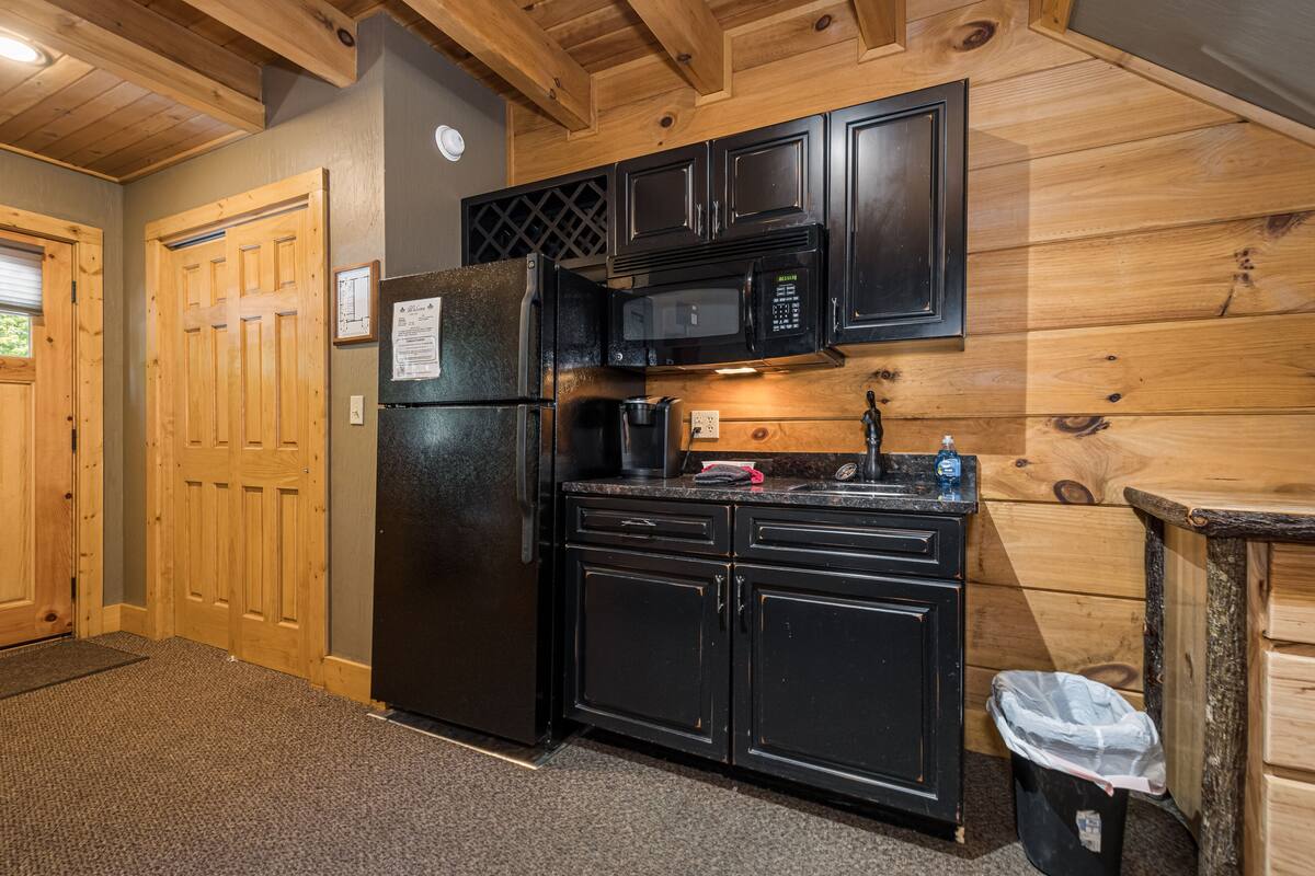 c 46r - family loft, 3 queen beds, 2 bath, pet friendly, mountainside (may hear neighbors) | private kitchen | full-sized fridge, microwave, coffee/tea maker, toaster
