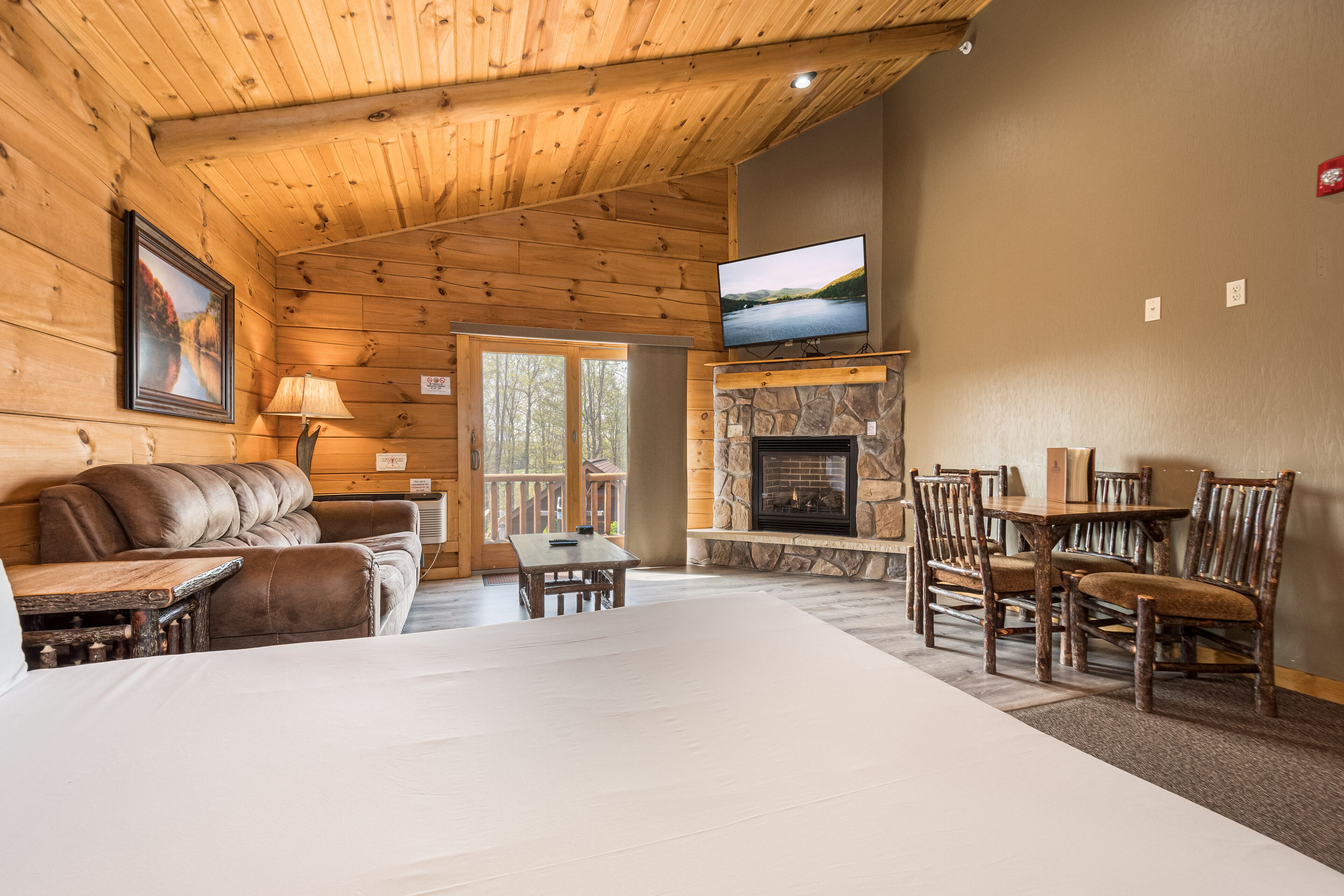 c 49l - comfort cabin, 2 queen beds, pet friendly, mountainside (may hear neighbors) | 1 bedroom, individually decorated, individually furnished