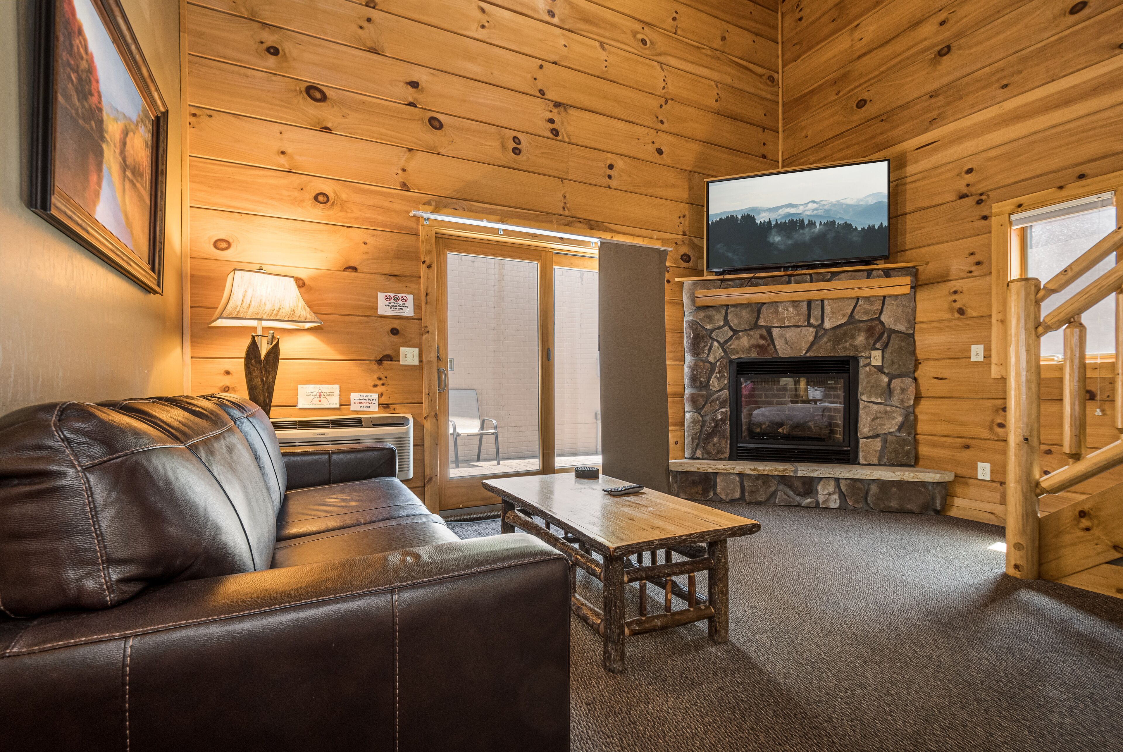 c 46l - family loft, 3 queen beds, 2 bath, pet friendly, mountainside (may hear neighbors) | living area | 50-inch flat-screen tv with cable channels, tv