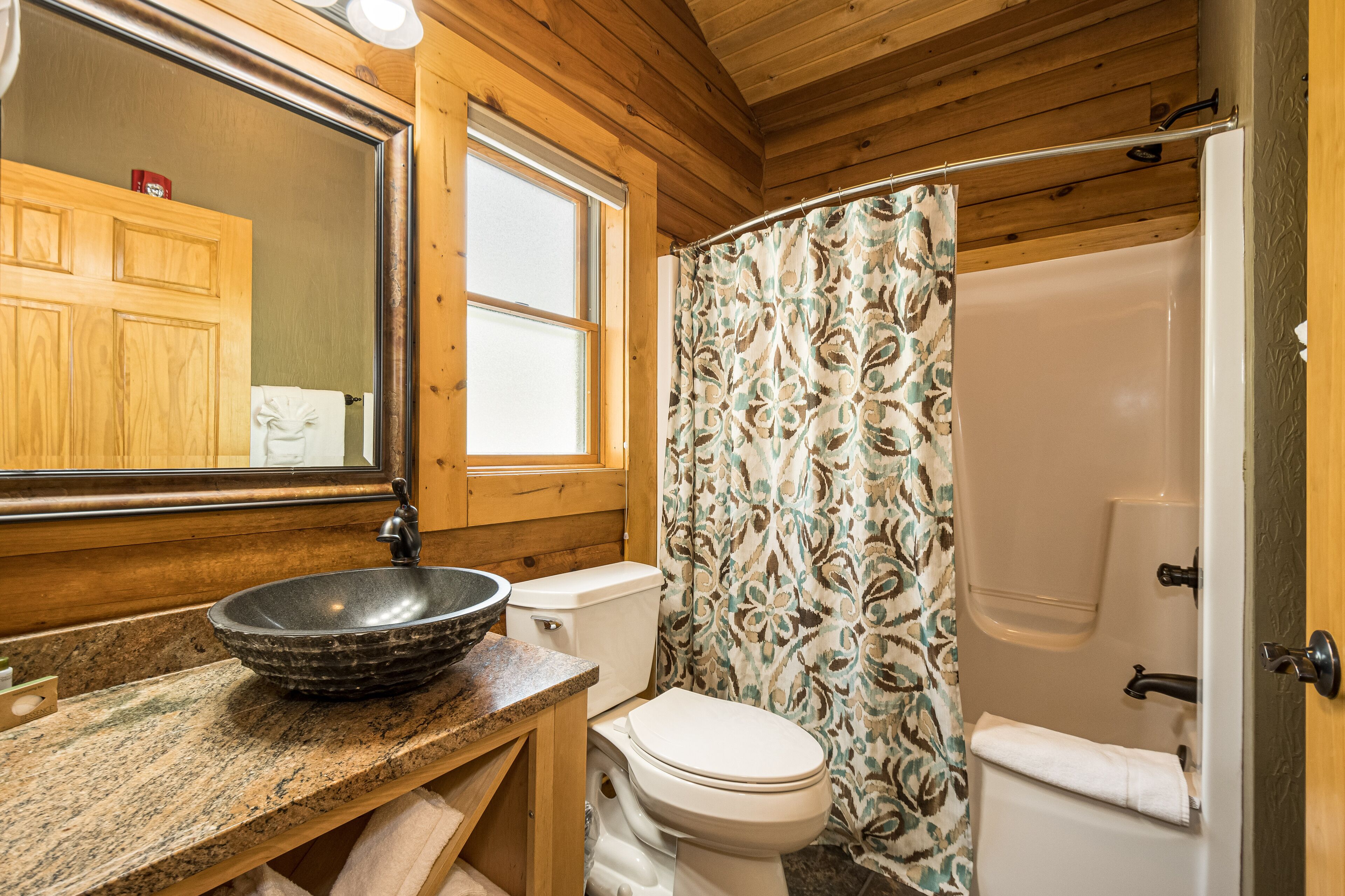 c 51l - comfort cabin, 2 queen beds, pet friendly, mountainside (may hear neighbors) | bathroom | combined shower/bathtub, free toiletries, hair dryer, towels