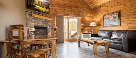 Hytte – comfort, 1 soverom, ved fjell (C 50R,Pet Friendly,May hear neighbors) | Oppholdsområde | En 50-tommers Flatskjerm-TV med kabel-kanaler samt TV