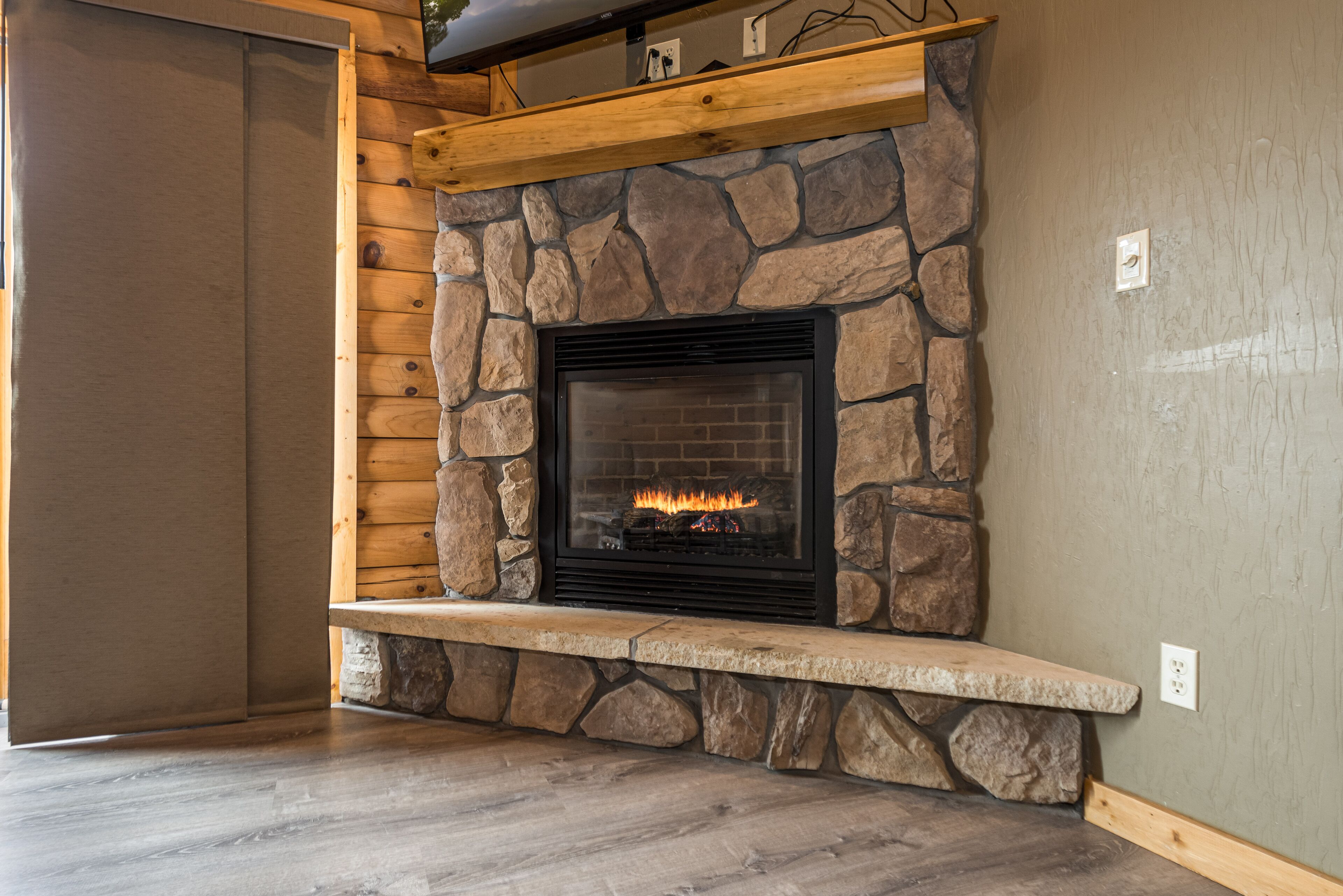 C 51L - Comfort Cabin, 2 Queen Beds, Pet Friendly, Mountainside (May hear neighbors) | Individually decorated, individually furnished, blackout curtains