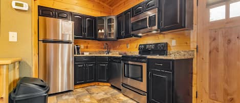 Kabin Superior, 1 Tempat Tidur King, hot tub, pemandangan danau | Dapur pribadi | Lemari es besar, microwave, mesin pembuat kopi/teh, dan pemanggang roti