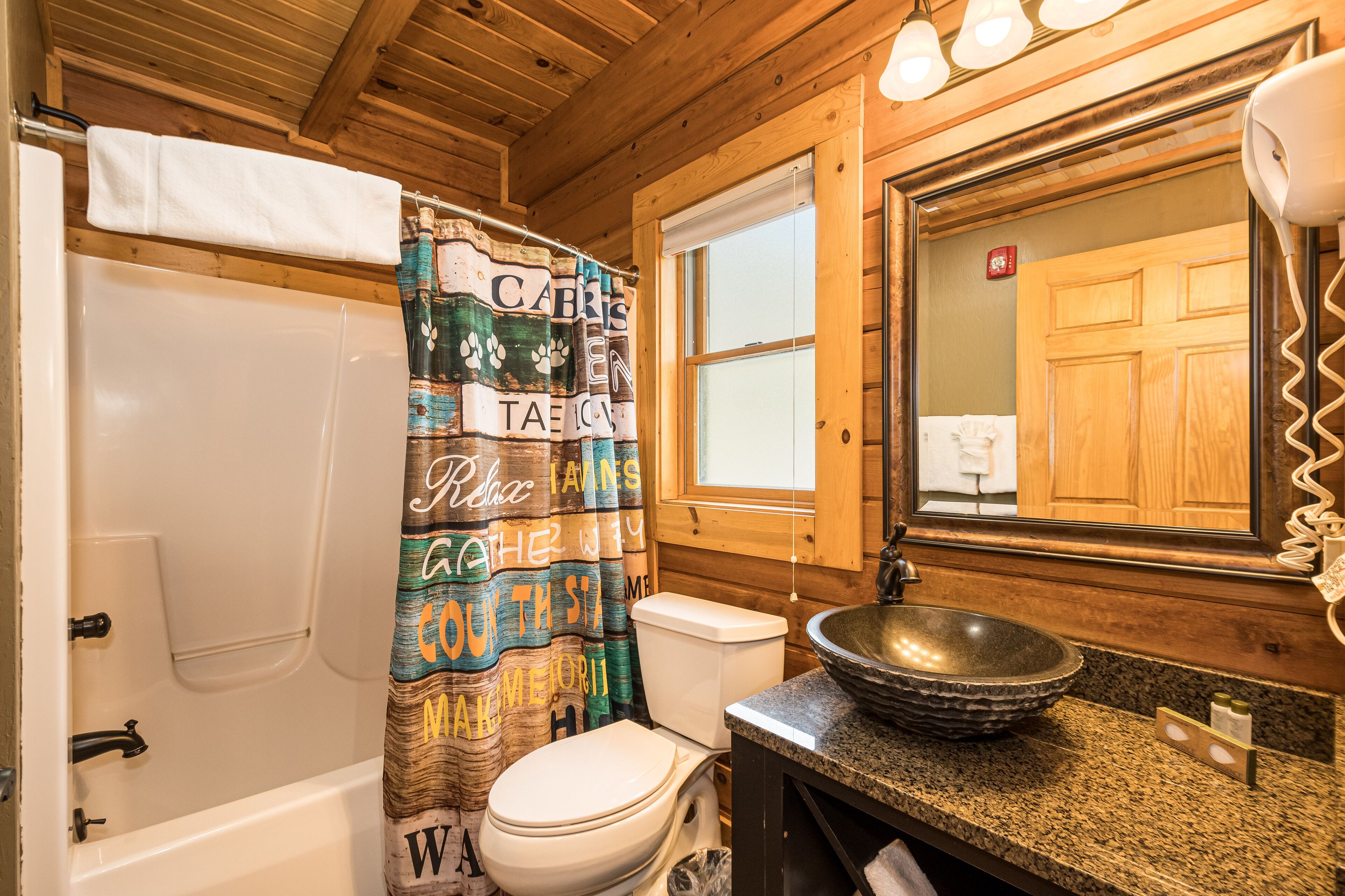 c 50r - comfort cabin, 1 king bed, pet friendly, mountainside (may hear neighbors) | bathroom | combined shower/bathtub, free toiletries, hair dryer, towels