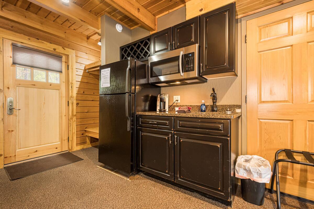 c 50r - comfort cabin, 1 king bed, pet friendly, mountainside (may hear neighbors) | private kitchen | full-sized fridge, microwave, coffee/tea maker, toaster