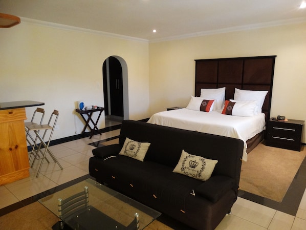 Desk, iron/ironing board, WiFi - Global Village Guesthouse (Manzini)