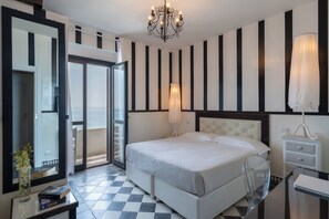 Minibar, caja de seguridad en la habitación y escritorio 