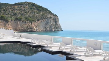 Una piscina al aire libre de temporada