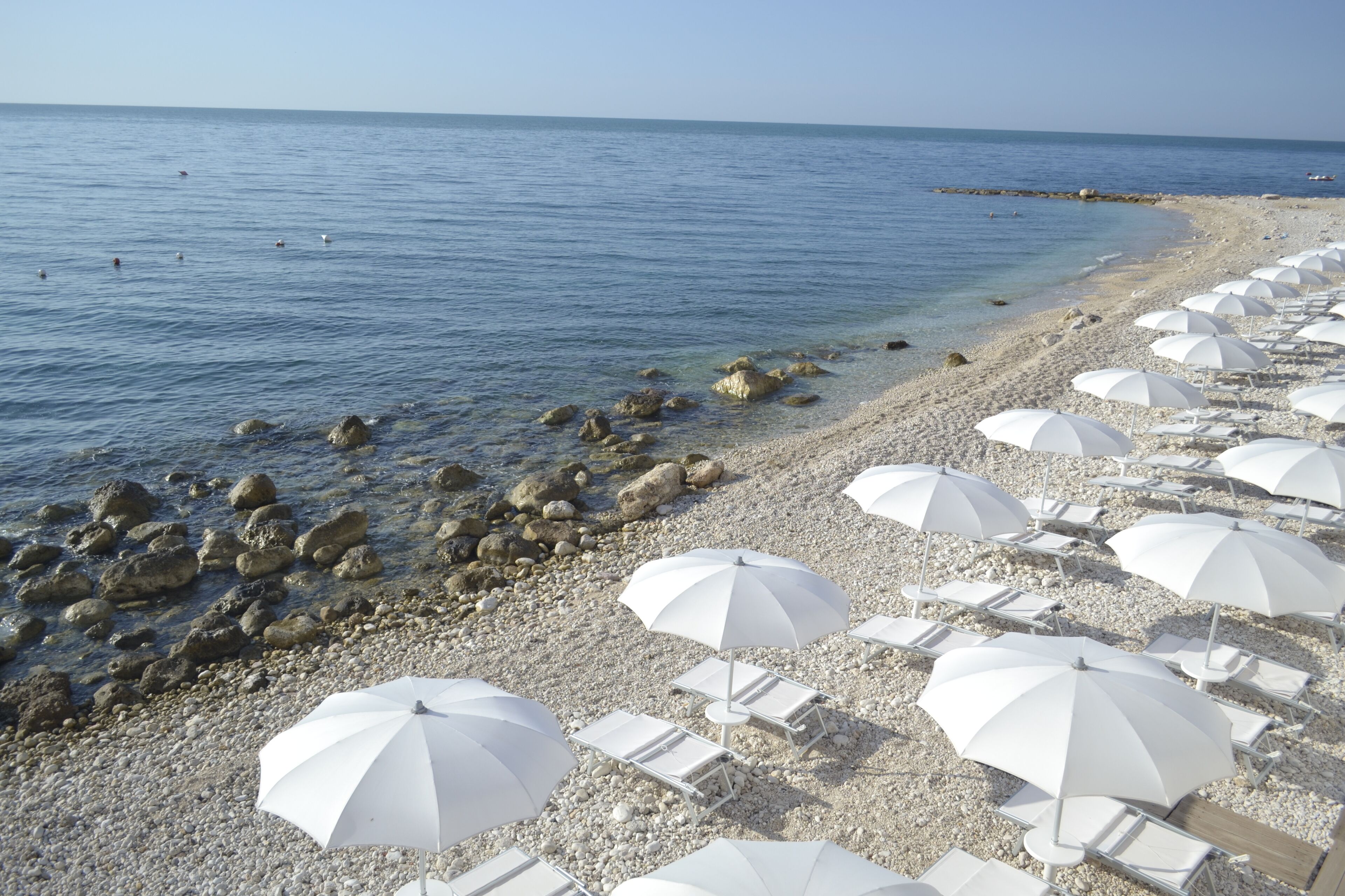 Yksityinen ranta, aurinkotuoleja, aurinkovarjoja, purjehdusmahdollisuus