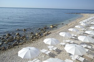 Playa privada, sillas reclinables de playa, sombrillas, paseos en velero