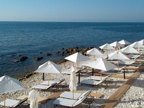 Playa privada, camastros, sombrillas y paseos en velero 