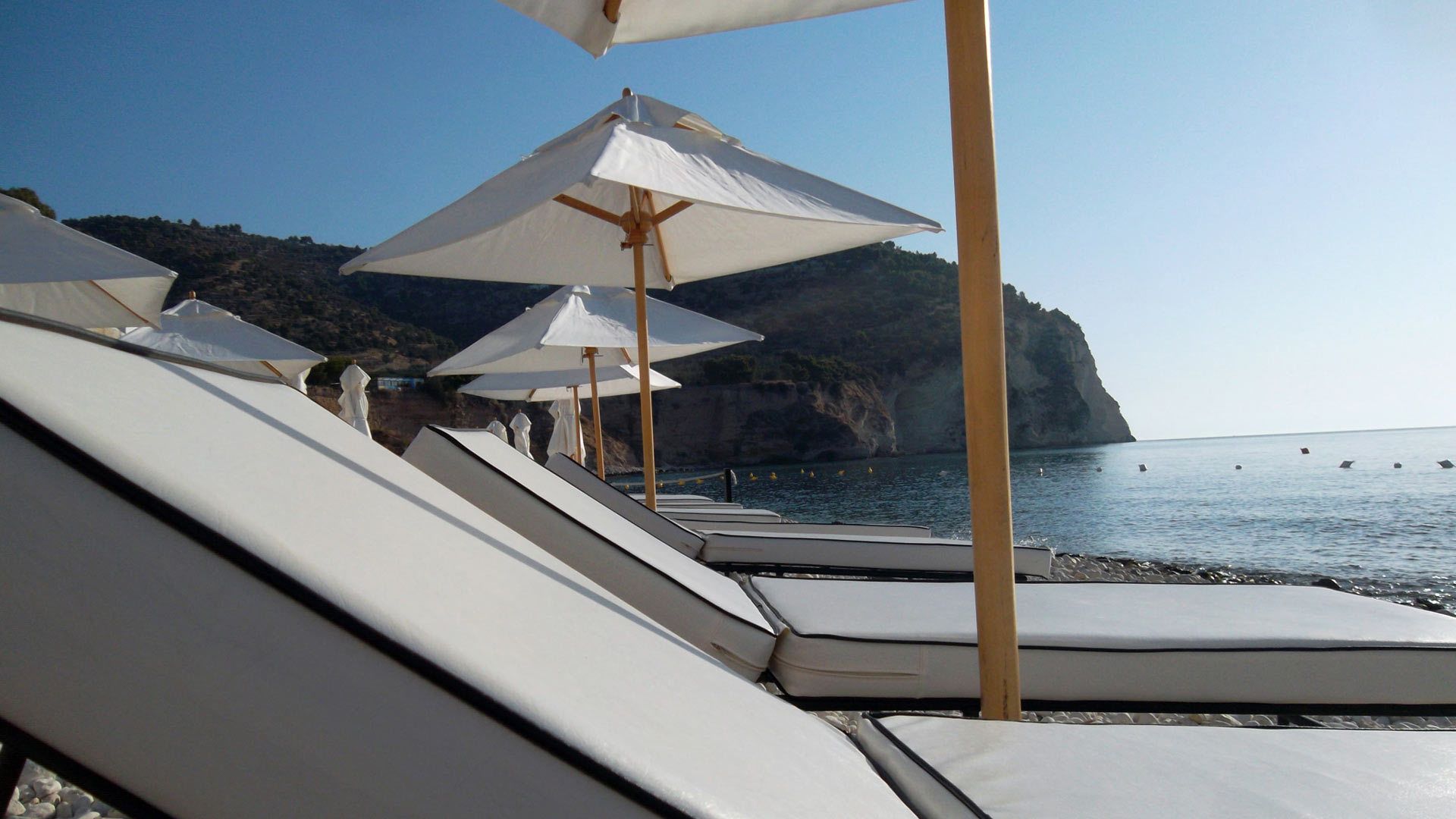 Yksityinen ranta, aurinkotuoleja, aurinkovarjoja, purjehdusmahdollisuus