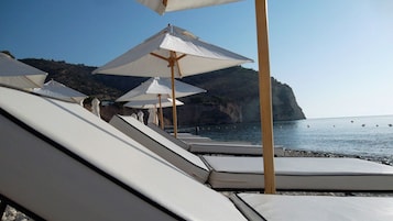 Playa privada, sillas reclinables de playa, sombrillas, paseos en velero