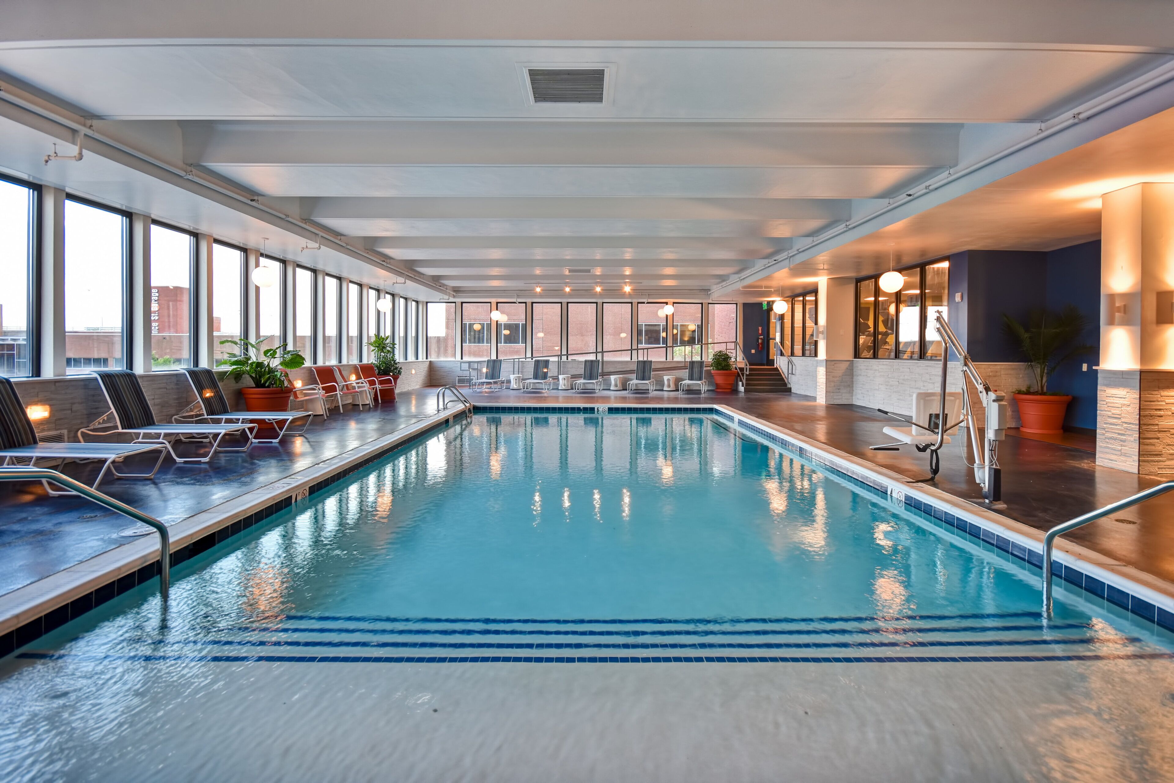 Indoor pool, sun loungers