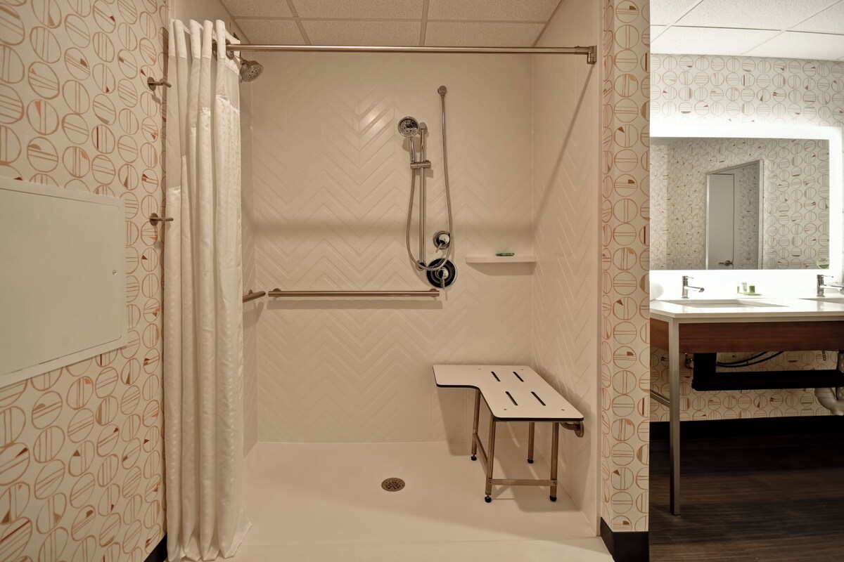 Suite, 2 Queen Beds, Accessible (Comm, Mobil, Roll-In Shower)