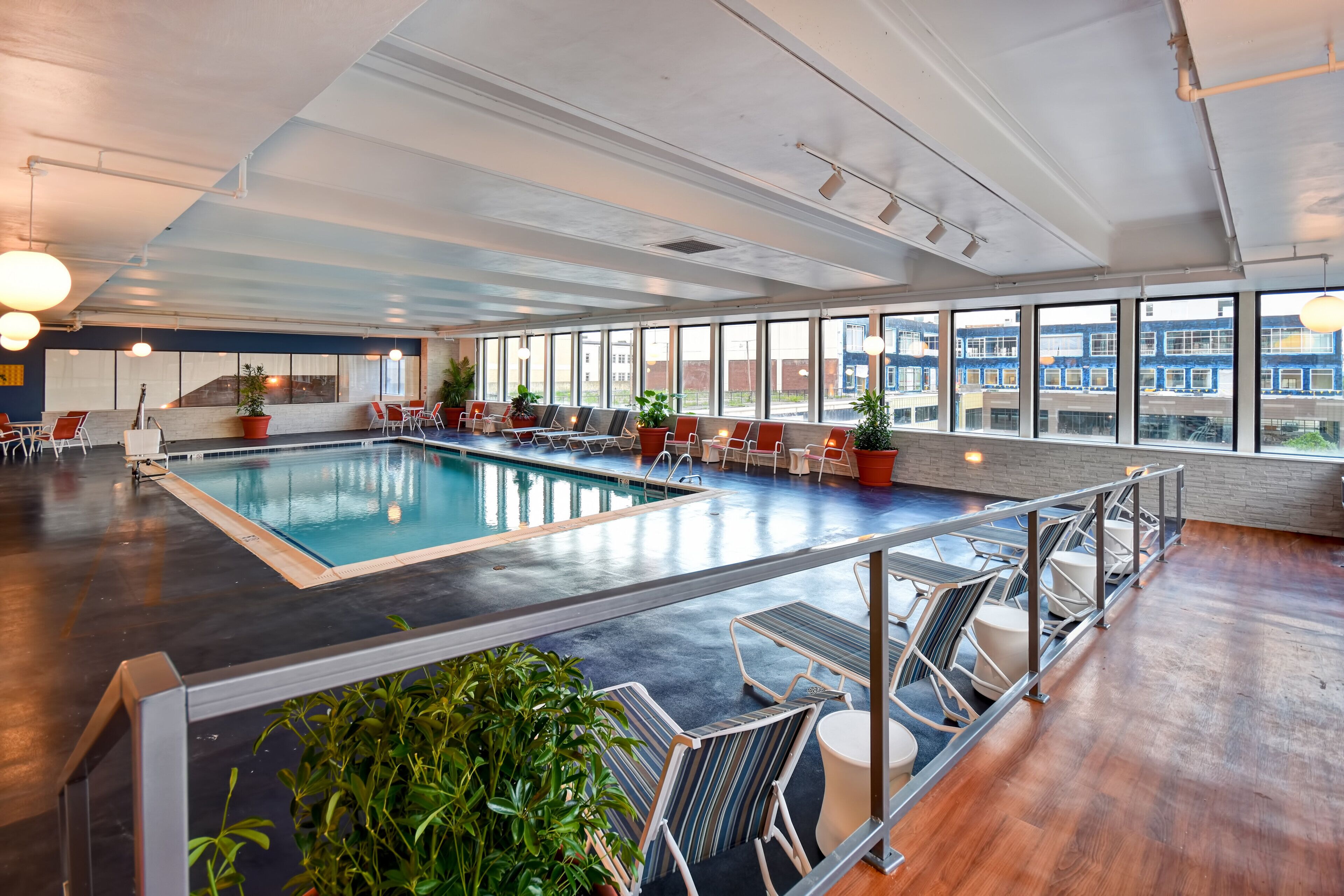 Piscine couverte, chaises longues