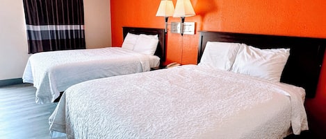 Escrivaninha, quartos à prova de som, Wi-Fi de cortesia, roupa de cama