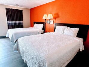 Desk, soundproofing, free WiFi, bed sheets - Relax Inn Henryetta (Henryetta)