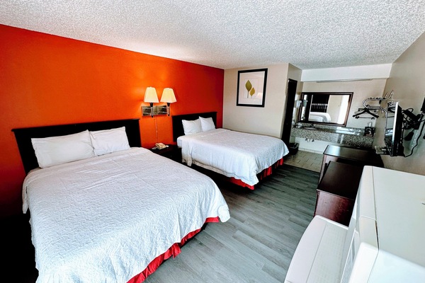 Desk, soundproofing, WiFi (free), bed sheets