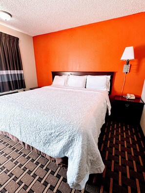 Desk, soundproofing, free WiFi, bed sheets - Relax Inn Henryetta (Henryetta)