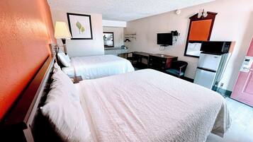 Desk, soundproofing, free WiFi, bed sheets