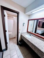 Combined shower/tub, towels