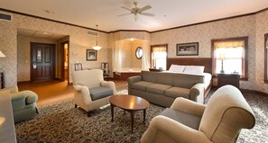 Executive-Suite | Hochwertige Bettwaren, Zimmersafe, Schreibtisch, Bügeleisen/Bügelbrett