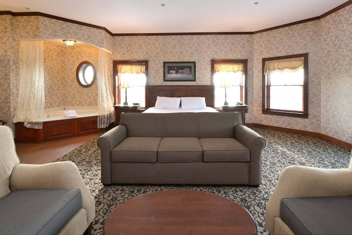 executive suite | premium bedding, in-room safe, desk, iron/ironing board