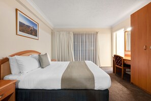 Leilighet – deluxe, 1 soverom | Sengetøy av topp kvalitet, skrivebord, lydisolert og strykejern/-brett