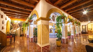 32-inch LED TV with cable channels, TV, pay films - Hotel Gran Plaza Euromaya (Antigua Guatemala)