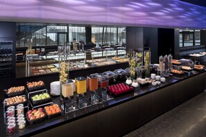 Petit déjeuner buffet servi tous les jours en supplément