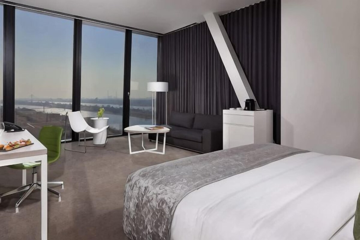 Premium bedding, in-room safe, desk, blackout curtains