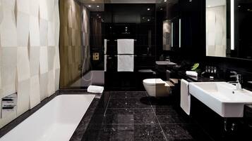 Amenidades de baño gratuitas, secadora de cabello, toallas, jabón