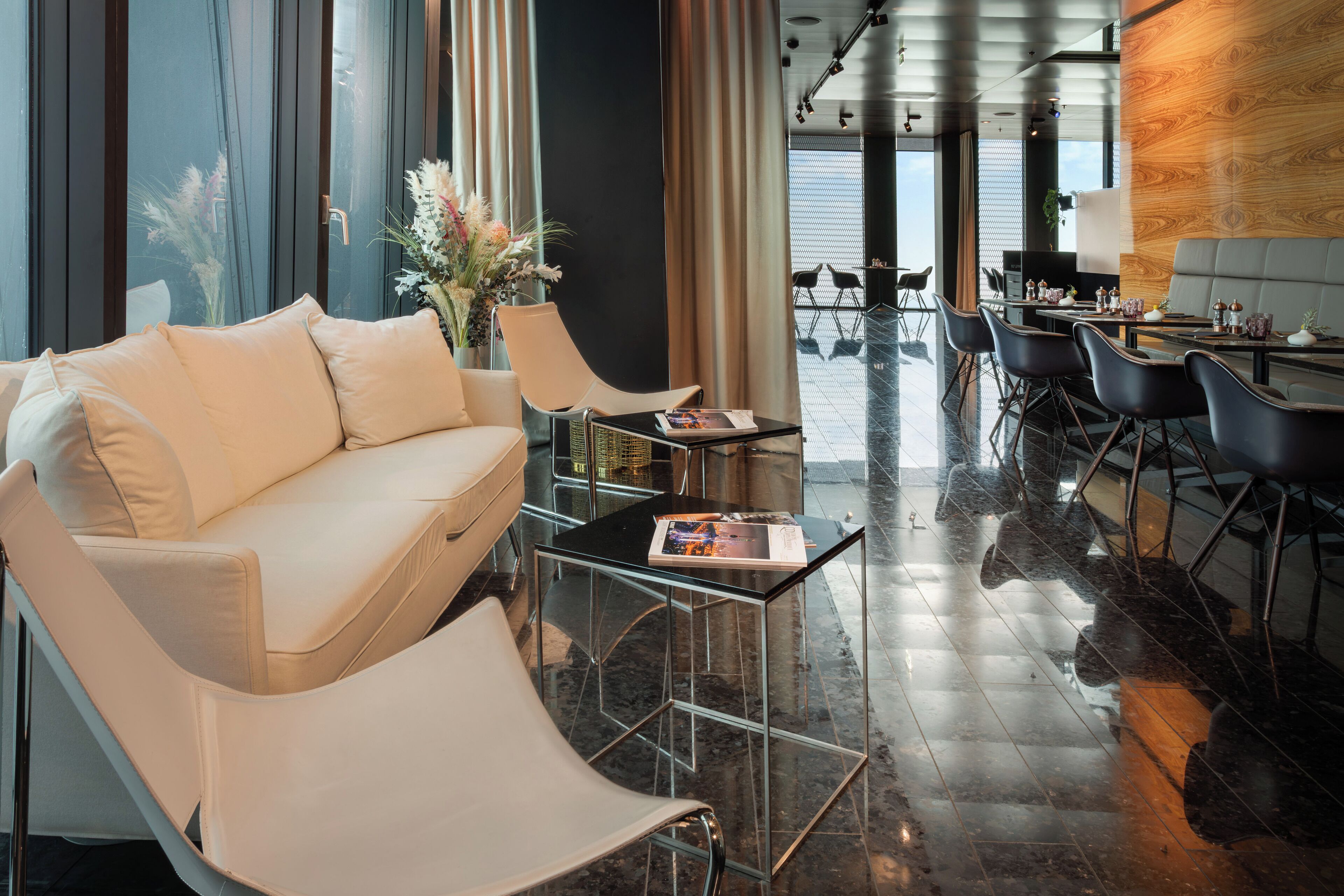 2 间餐厅，供应早餐和晚餐，地中海菜