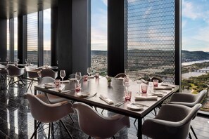 2 restaurants, breakfast, dinner served; Mediterranean cuisine - Melia Vienna (Vienna)