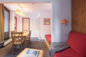 Appartement 6 personnes - 2 chambres | Área de estar | TV, mesa de pingue-pongue, livros