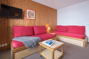 Appartement 5 personnes - 1 chambre | Living area | TV, table tennis, books - Résidence Pierre & Vacances Les Menuires Les Combes (Les Belleville)