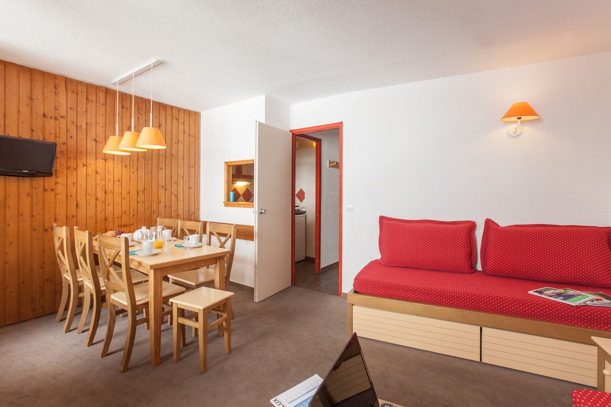 Appartement 6 personnes - 2 chambres | Area soggiorno | TV, tavolo da ping pong, libri