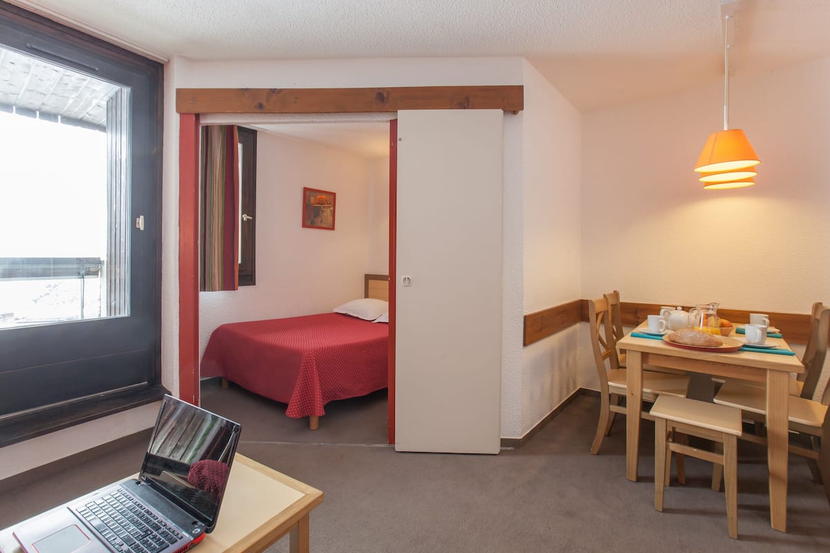 Appartamento Standard, 1 camera da letto, terrazzo | Area soggiorno | TV, tavolo da ping pong, libri