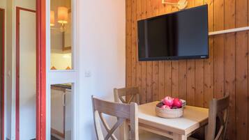 Studio 3 personnes | Living area | TV, table tennis, books