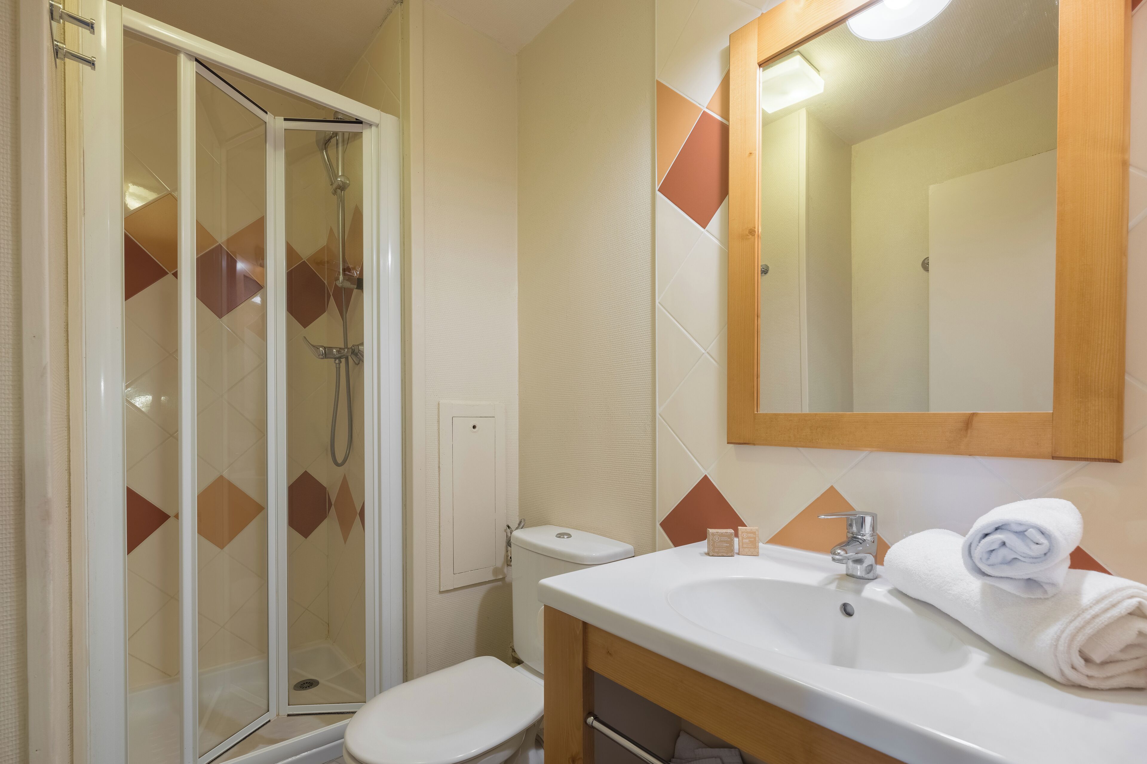 Studio 3 personnes | Bathroom | Hair dryer, towels, soap, shampoo