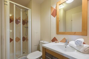 Studio 3 personnes | Salle de bain | Séchoir à cheveux, serviettes fournies, savon, shampooing