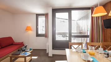 Appartement 6 personnes - 2 chambres | Oleskelualue | Televisio, pöytätennispöytä, kirjoja