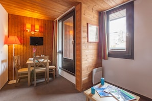 Studio 3 personnes | Living area | TV, table tennis, books - Résidence Pierre & Vacances Les Menuires Les Combes (Les Belleville)